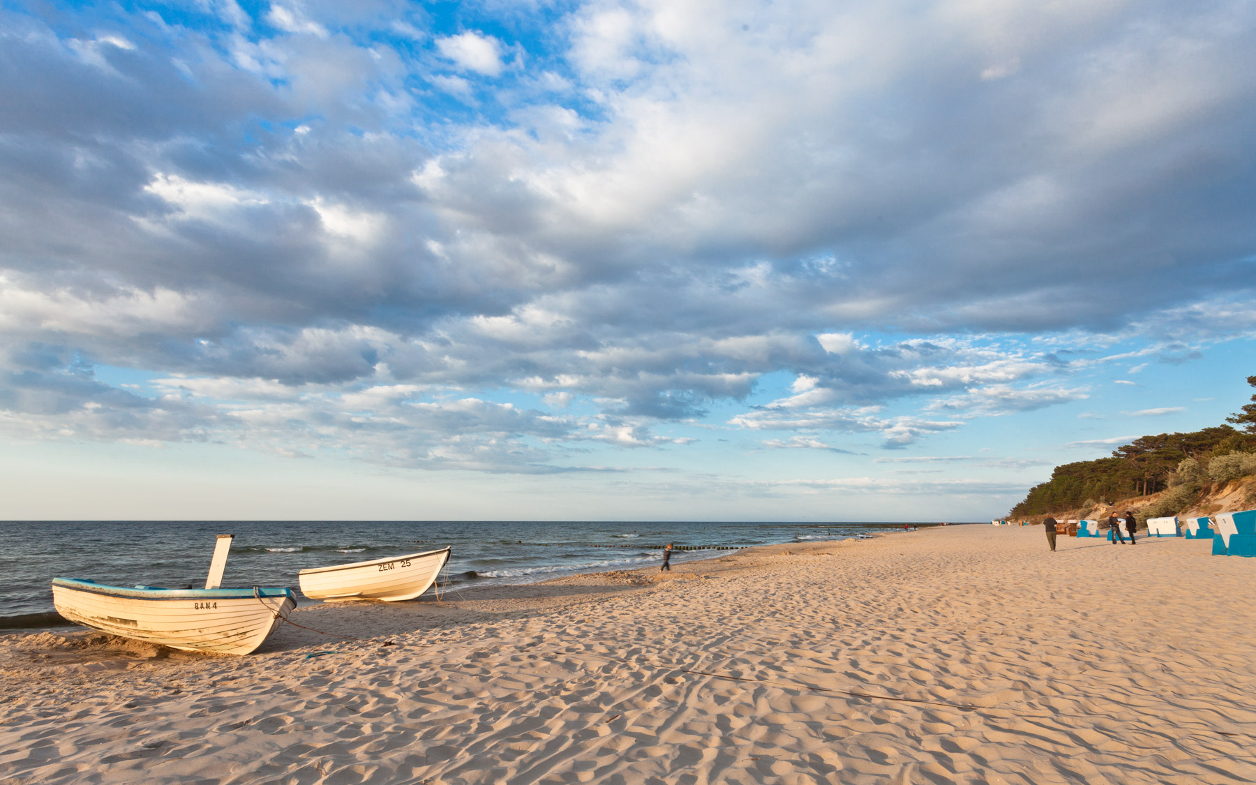 ...kilometerlanger Sandstrand im Schutze der Düne